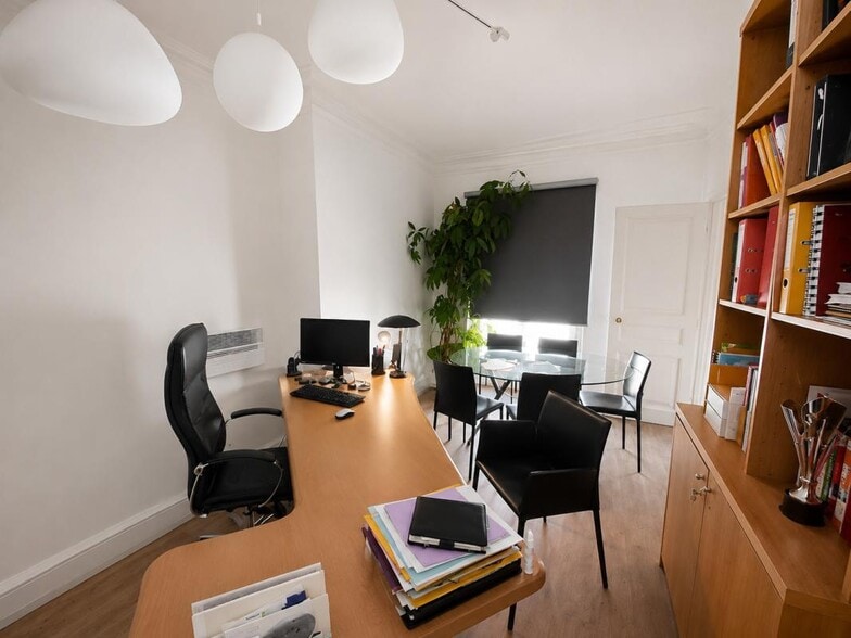 19 Rue Beaurepaire, Paris for lease - Building Photo - Image 2 of 8