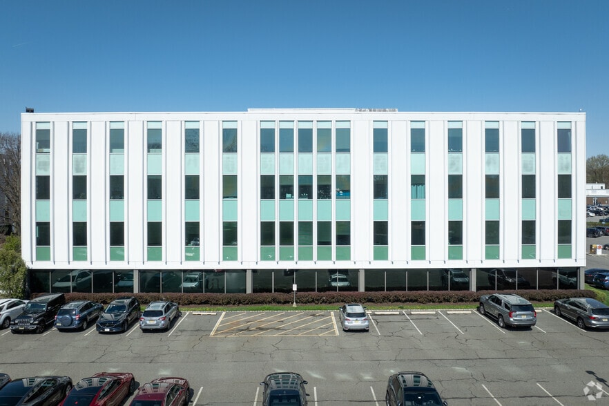200 Broadacres Dr, Bloomfield, NJ for lease - Building Photo - Image 2 of 6
