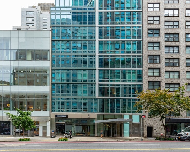 The Manhattan Retail Collection portfolio of 9 properties for sale on LoopNet.com - Building Photo - Image 1 of 14