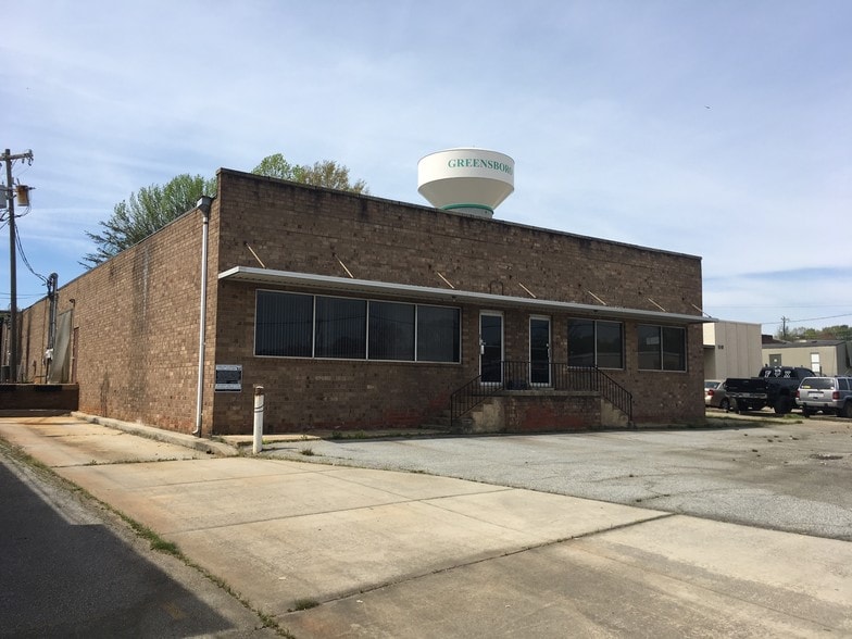 112 S Walnut Cir, Greensboro, NC for lease - Building Photo - Image 1 of 8