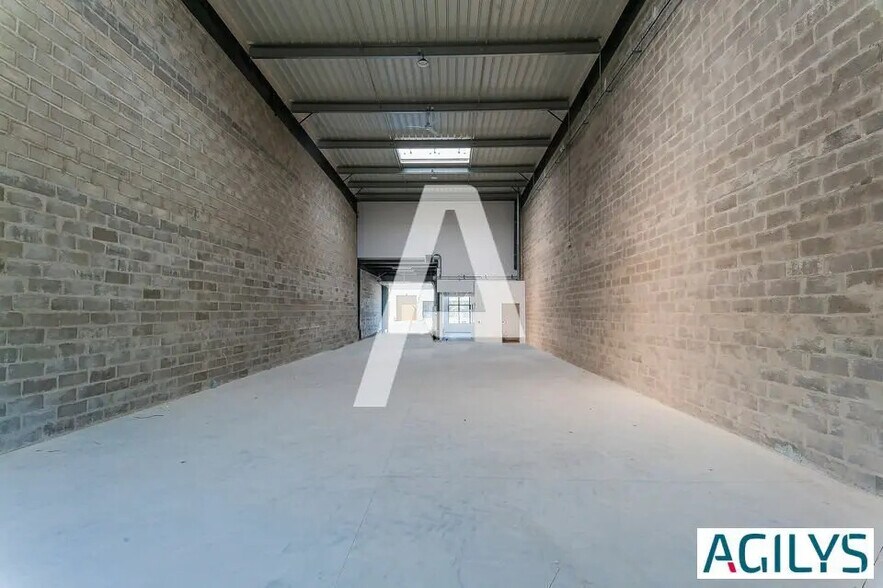 Flex in Saint-Pierre-du-Perray for lease - Interior Photo - Image 2 of 6