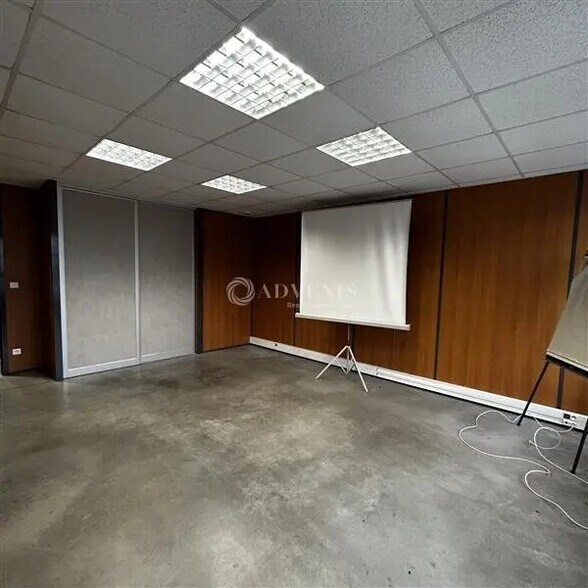 Office in  for lease - Interior Photo - Image 2 of 12