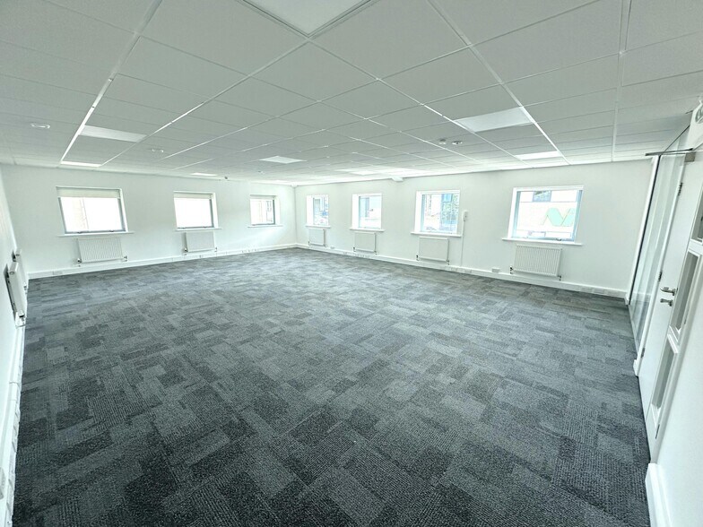 Hornbeam Park Oval, Harrogate for lease - Interior Photo - Image 2 of 9
