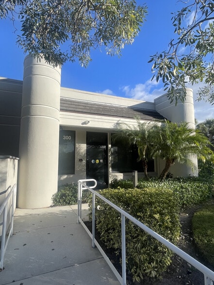 630 Maplewood Dr, Jupiter, FL for lease - Building Photo - Image 3 of 8