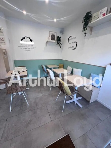 Retail in Caen for lease - Interior Photo - Image 1 of 2