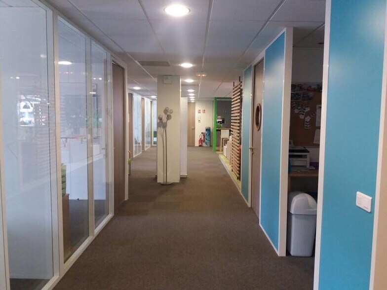 Office in Grenoble for lease - Interior Photo - Image 3 of 3