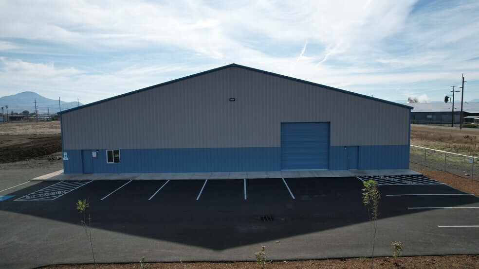 1914 Bobcat Way, Medford, OR for sale - Building Photo - Image 1 of 1