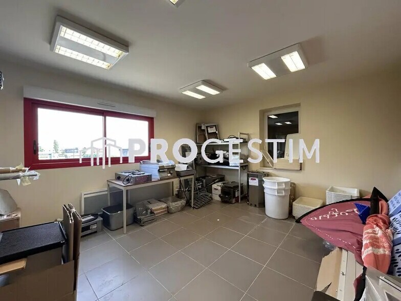 Flex in Saint-Apollinaire for lease - Interior Photo - Image 3 of 6