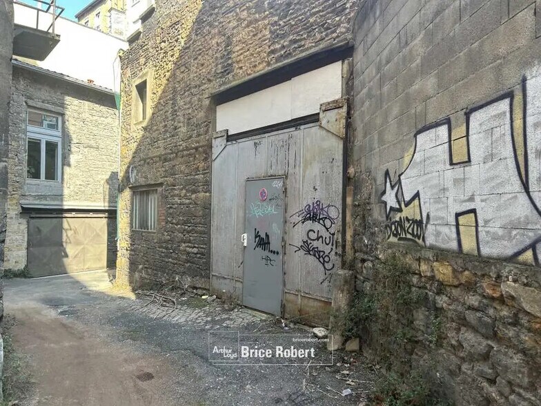 Flex in Lyon for sale - Building Photo - Image 1 of 4