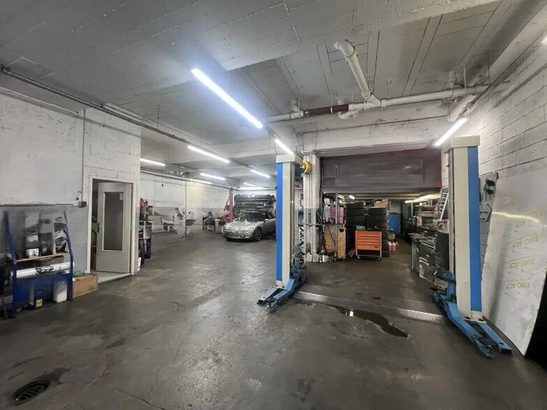 Industrial in Nice for lease - Interior Photo - Image 2 of 3