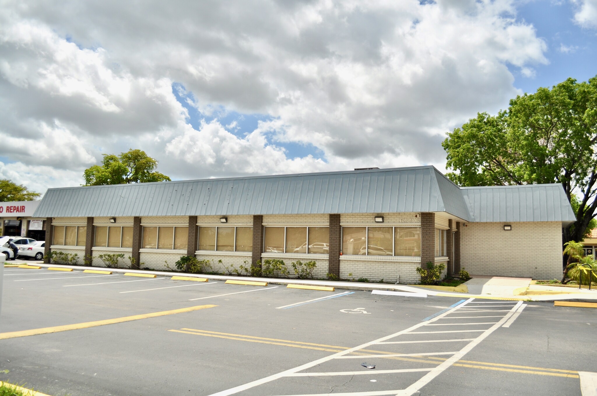 6096 W Oakland Park Blvd, Sunrise, FL for lease Building Photo- Image 1 of 11