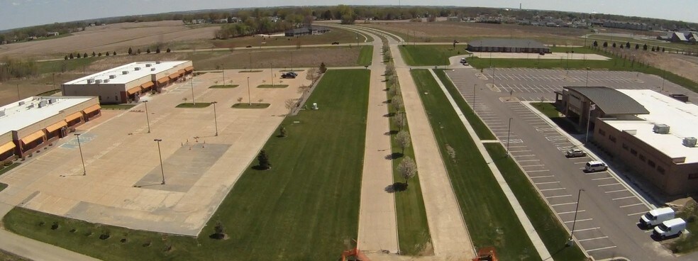 1300 19th Ave NW, Clinton, IA for sale - Building Photo - Image 1 of 1