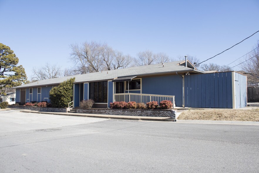 615 W Oak St, Rogers, AR for sale - Building Photo - Image 1 of 1