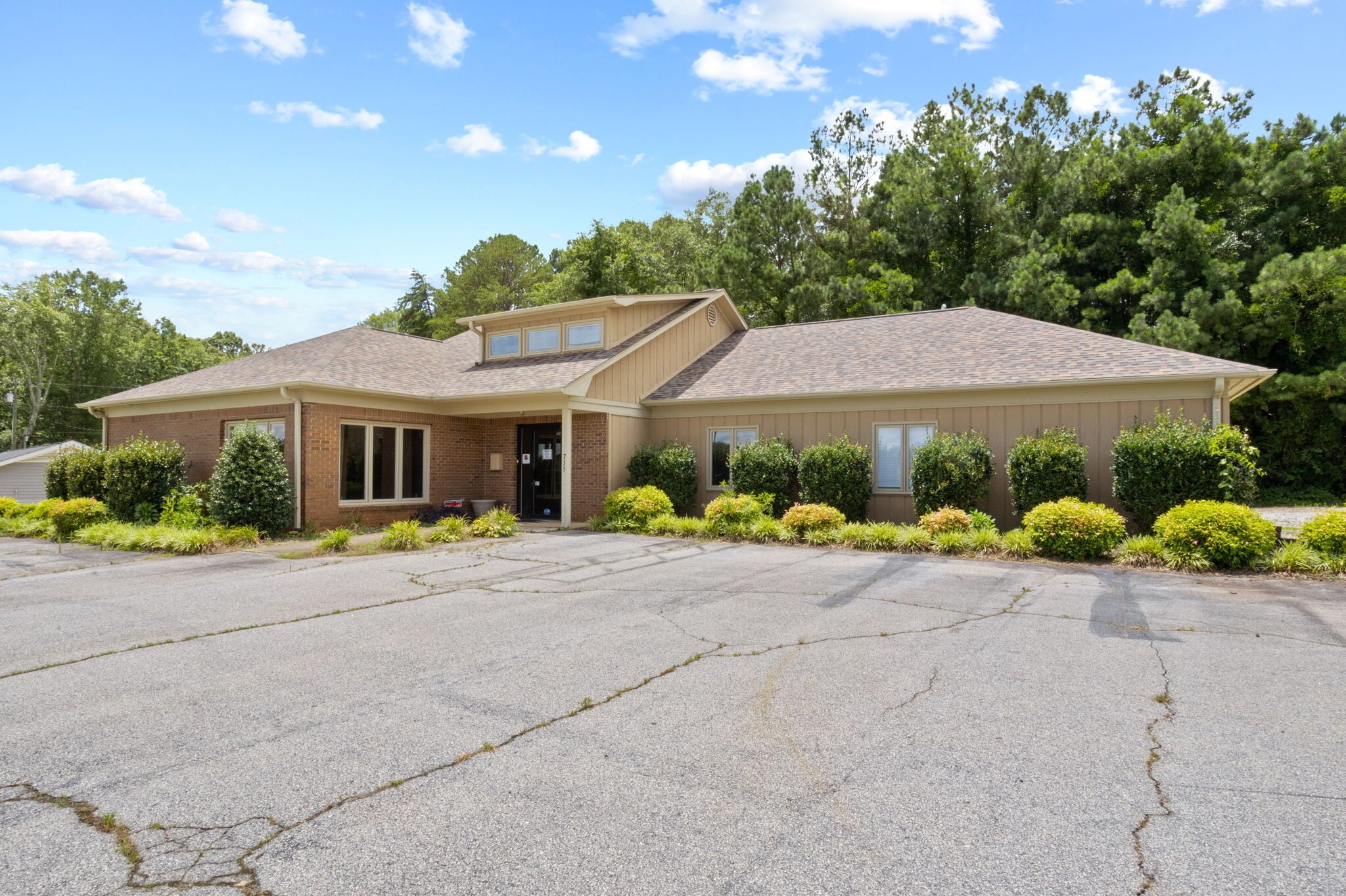 735 N Townville St, Seneca, SC for lease Building Photo- Image 1 of 10