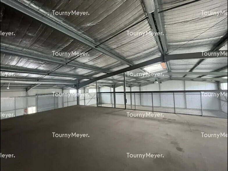 Flex in Frontignan for lease - Interior Photo - Image 2 of 6