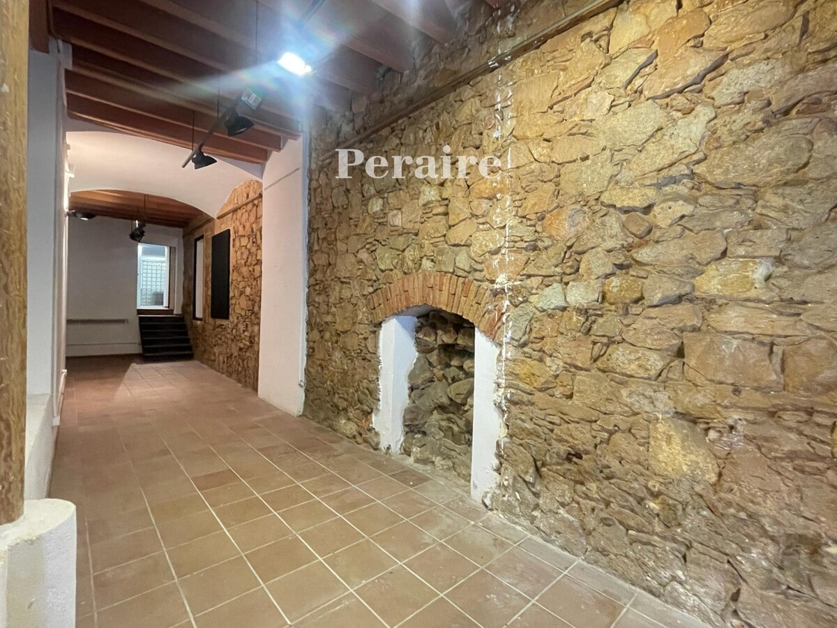 Barcelona, BAR 08002 - Unit - -  - Interior Photo - Image 1 of 20