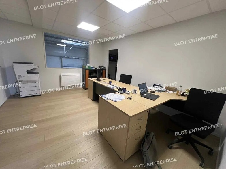 Industrial in Pacé for lease - Interior Photo - Image 3 of 5
