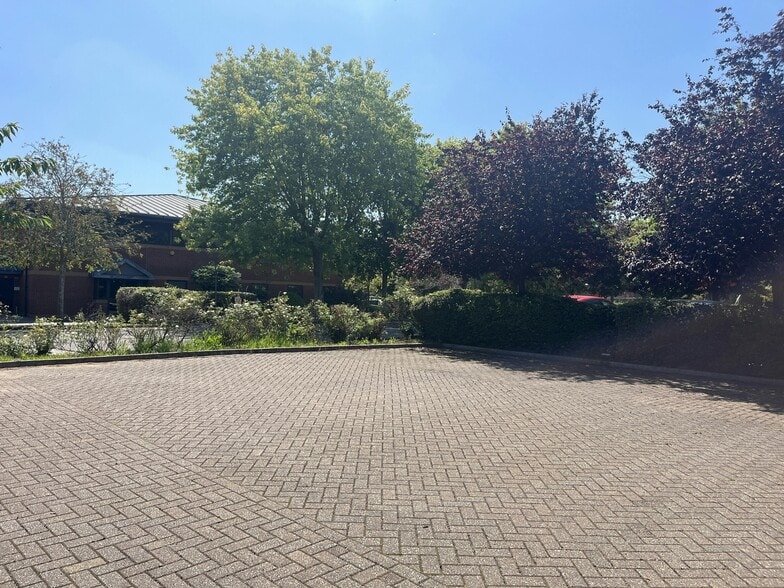 Quilters Way, Stoke Mandeville for lease - Building Photo - Image 3 of 21