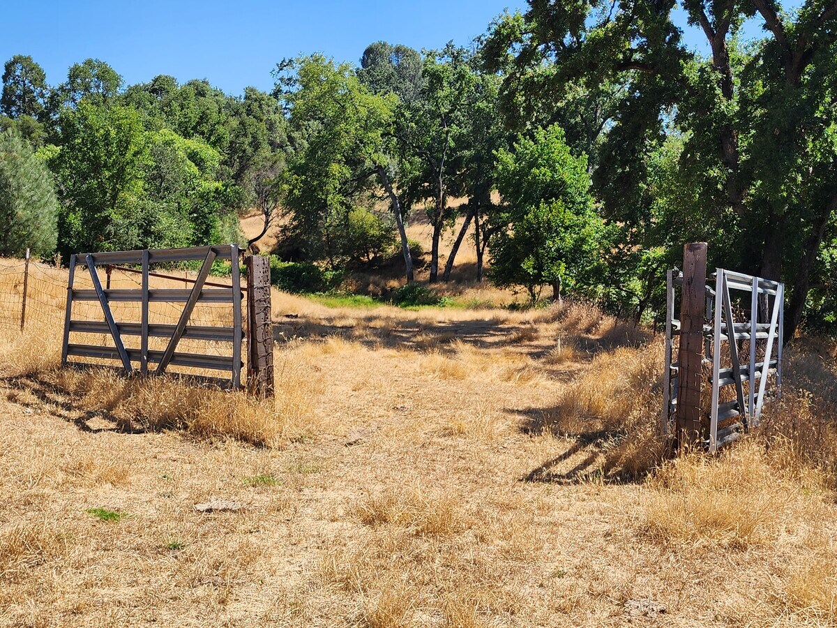 6100 Lone Barn Road, Somerset, CA 95684