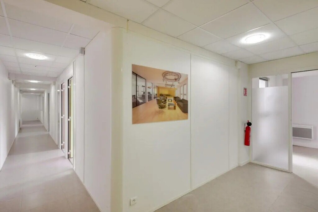 Location Bureaux 254 m² - Photo 1