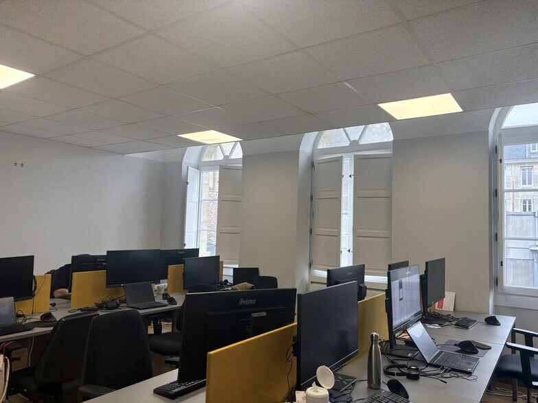 Office in Bordeaux for lease - Interior Photo - Image 3 of 16