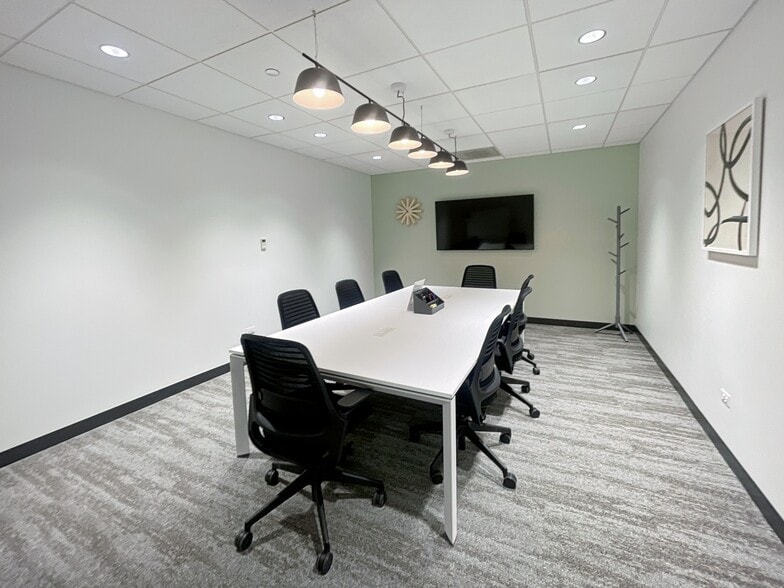 999 Oakmont Plaza Dr, Westmont, IL for lease - Interior Photo - Image 1 of 18