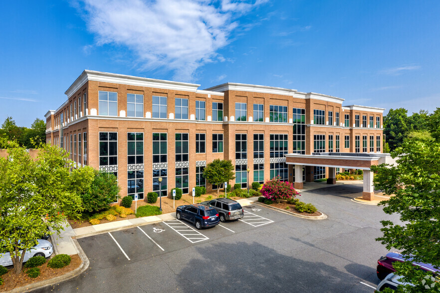 620-660 Summit Crossing Pl, Gastonia, NC for lease - Building Photo - Image 1 of 4