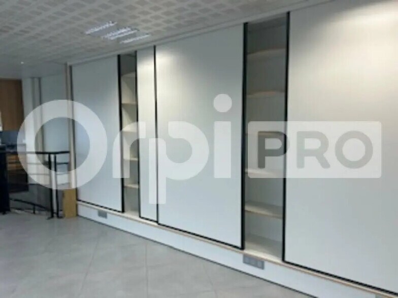 Office in Lyon for lease - Interior Photo - Image 3 of 5