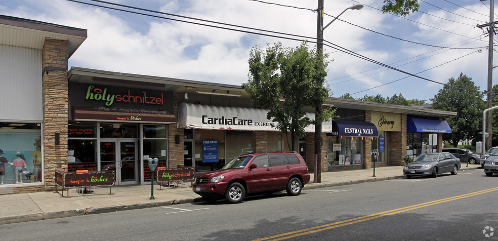 692 Central Ave, Cedarhurst, NY for lease - Building Photo - Image 3 of 3