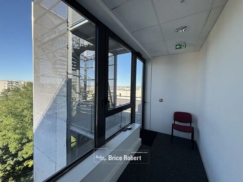 Office in Vaulx-en-Velin for sale - Building Photo - Image 2 of 8