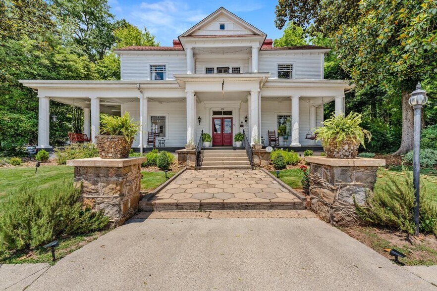 252 Seavy St, Senoia, GA 30276 The Veranda Historic Inn Downtown Senoia