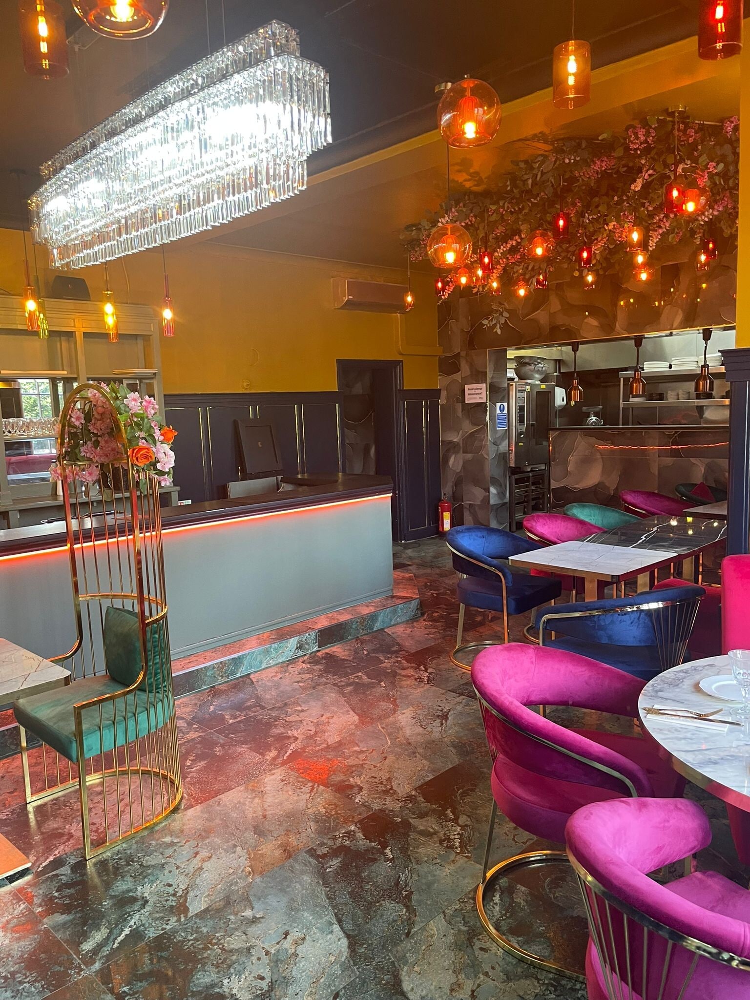 Kings Walk, Grays for lease Interior Photo- Image 1 of 11