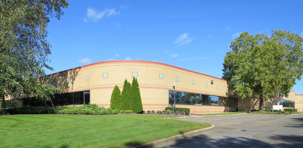 300 Motor Pky, Hauppauge, NY for lease - Building Photo - Image 2 of 2