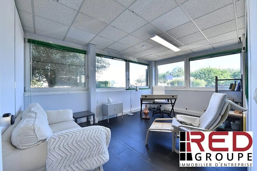 Office in Peynier for lease - Building Photo - Image 1 of 5