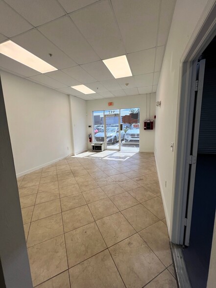 3945 Tollhouse Dr, Naples, FL for lease - Interior Photo - Image 2 of 5