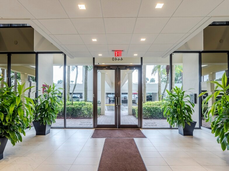 4440 PGA Blvd, Palm Beach Gardens, FL for lease - Lobby - Image 3 of 8