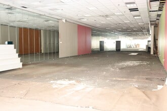 1205 NE 163rd St, North Miami Beach, FL for lease Interior Photo- Image 2 of 5