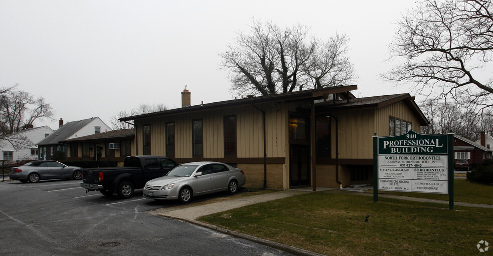 940 Roanoke Ave, Riverhead, NY for lease - Building Photo - Image 3 of 5