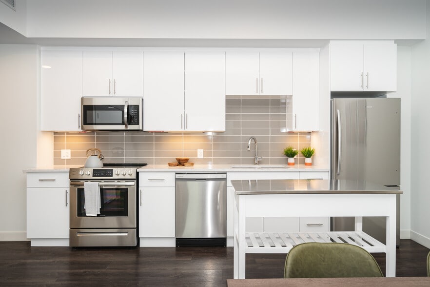 233 Kennedy St, Winnipeg, MB for lease - Building Photo - Image 2 of 56