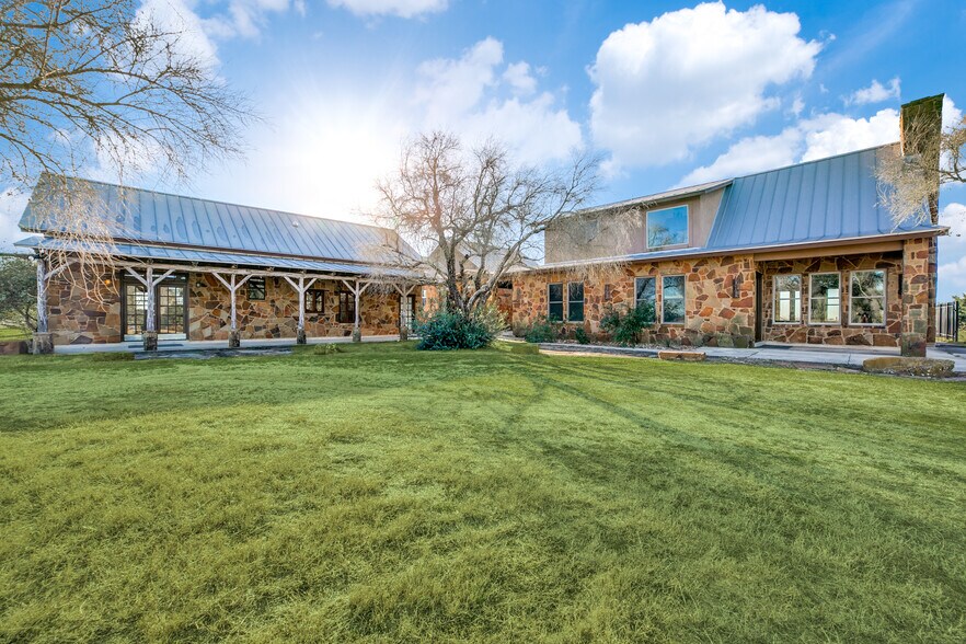 25195 Mathis Rd, Elmendorf, TX 78112