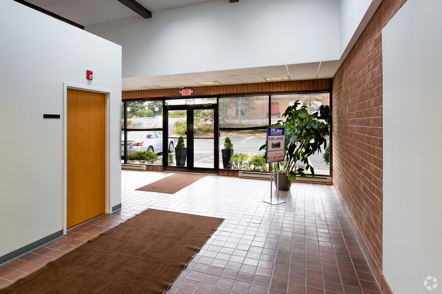 230-246 Alpha Dr, Pittsburgh, PA for lease - Lobby - Image 2 of 2