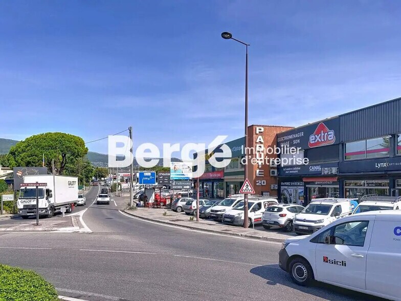 Retail in Grasse for lease - Building Photo - Image 2 of 6