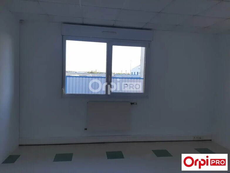 Office in Valence for lease - Interior Photo - Image 3 of 7