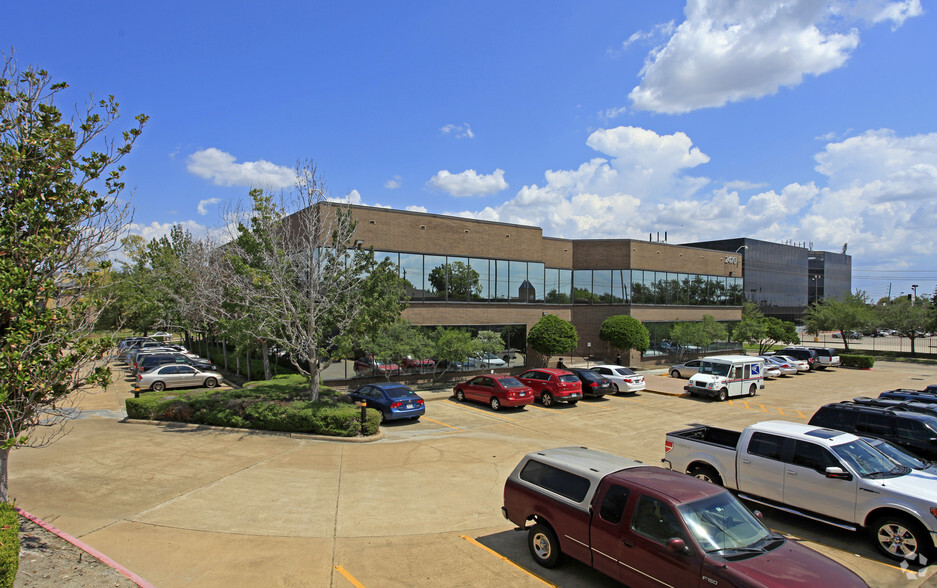 2470 Gray Falls Dr, Houston, TX for lease - Building Photo - Image 1 of 12