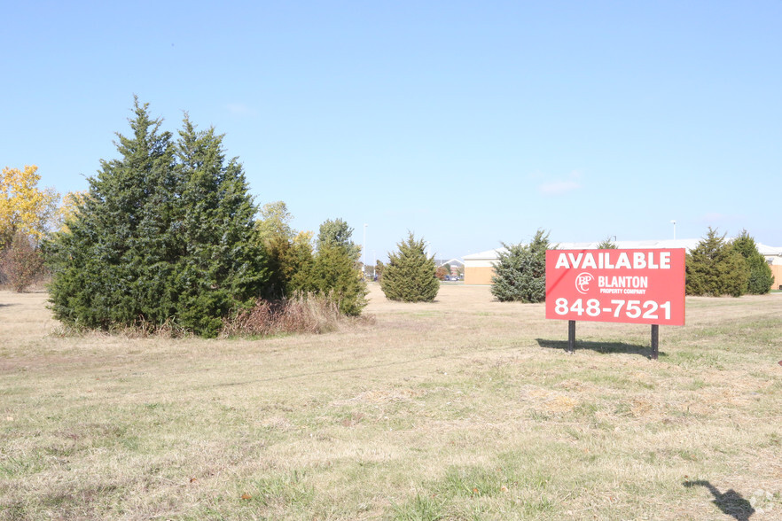 10801 S May Ave, Oklahoma City, OK for sale - Primary Photo - Image 1 of 1