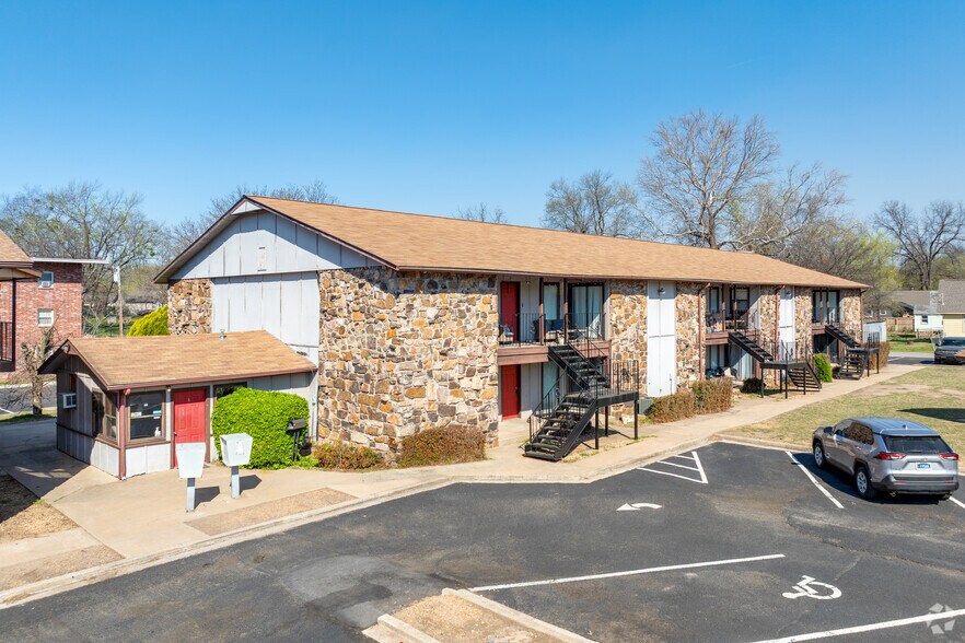 725 N Vinita Ave, Tahlequah, OK for sale - Primary Photo - Image 1 of 1