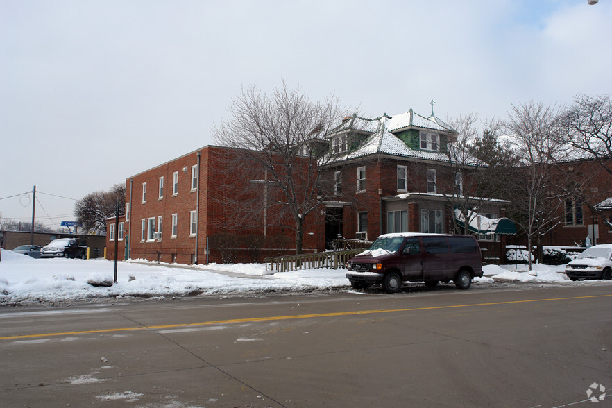 18430 Utica Rd, Roseville, MI for sale - Building Photo - Image 3 of 47