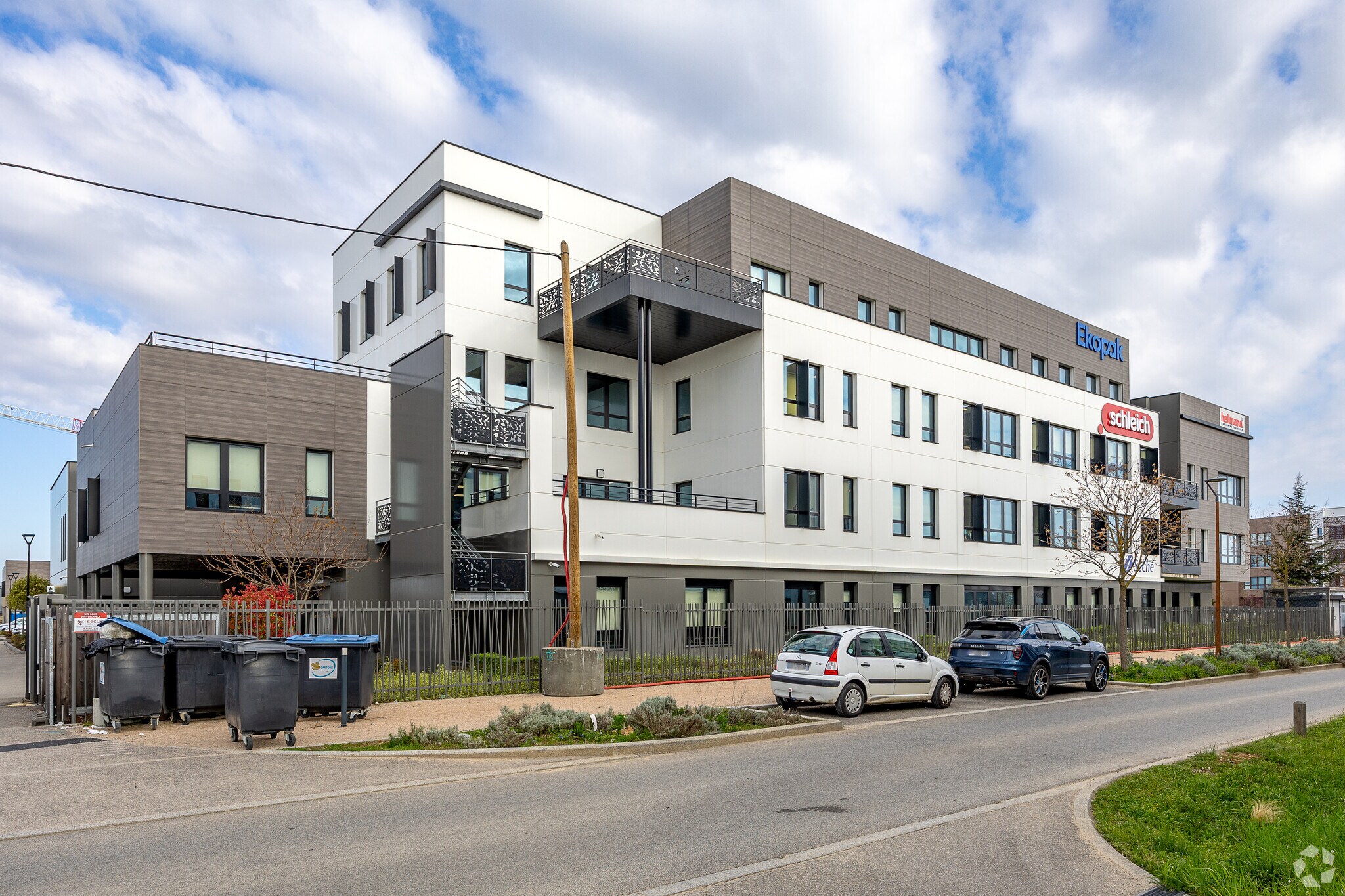 Office in Genas for lease Building Photo- Image 1 of 13