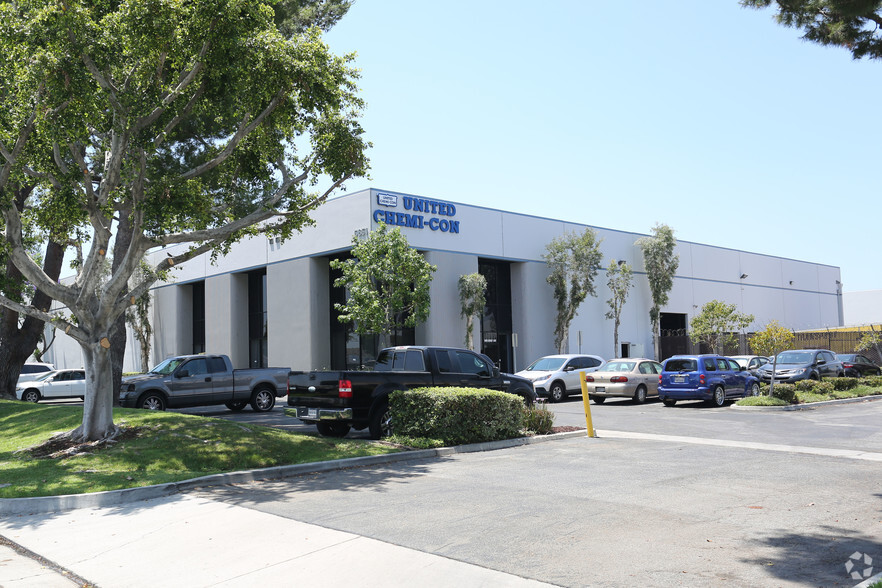 5655 Dolly Ave, Buena Park, CA for lease - Primary Photo - Image 1 of 2