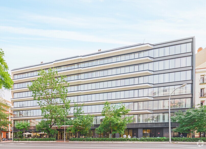 Calle de Eloy Gonzalo, 10, Madrid, Madrid for lease - Building Photo - Image 3 of 5